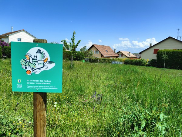 Installation de panneaux d'information.