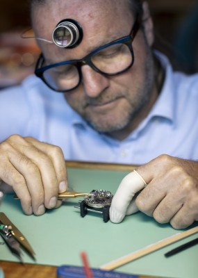 L'horloger au travail